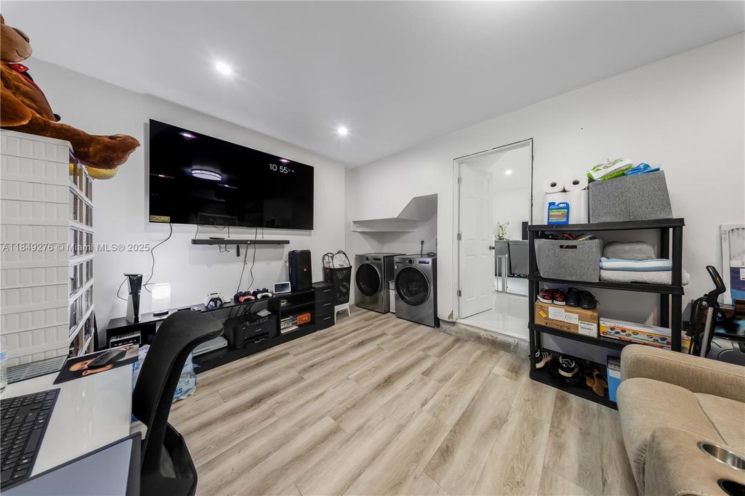 For Sale: $599,000 (3 beds, 2 baths, 1425 Square Feet)