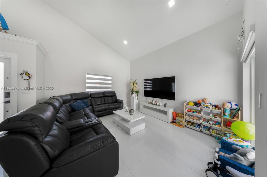 For Sale: $599,000 (3 beds, 2 baths, 1425 Square Feet)