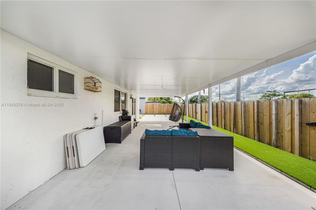 For Sale: $599,000 (3 beds, 2 baths, 1425 Square Feet)