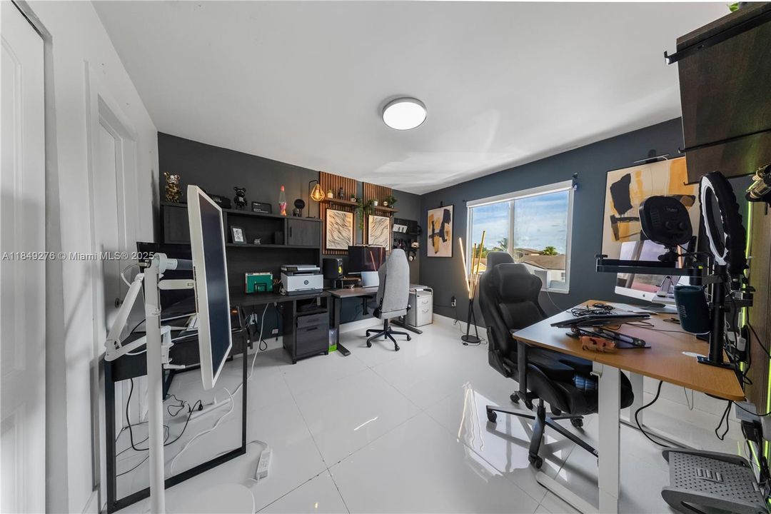 For Sale: $599,000 (3 beds, 2 baths, 1425 Square Feet)