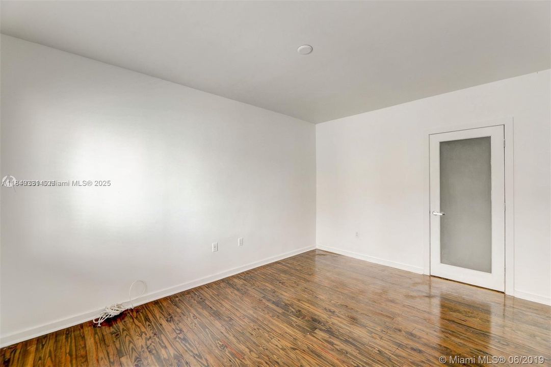 На продажу: $300,000 (1 спален, 1 ванн, 674 Квадратных фут)