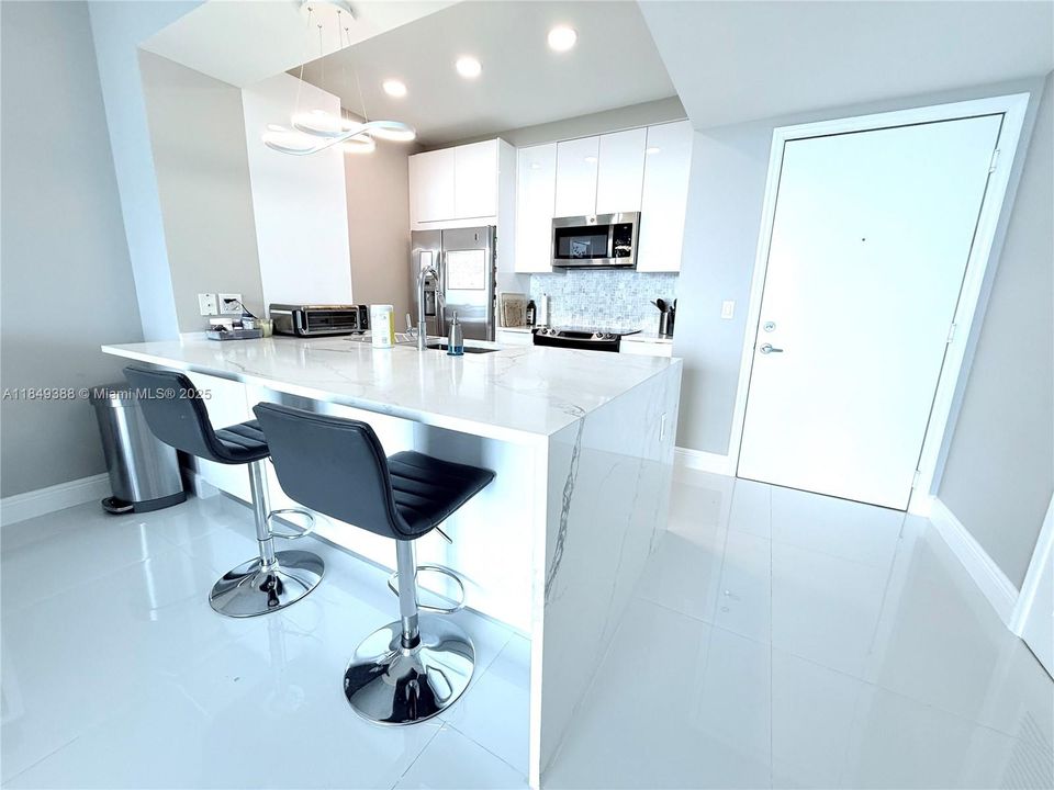 Recently Sold: $550,000 (1 beds, 1 baths, 702 Square Feet)