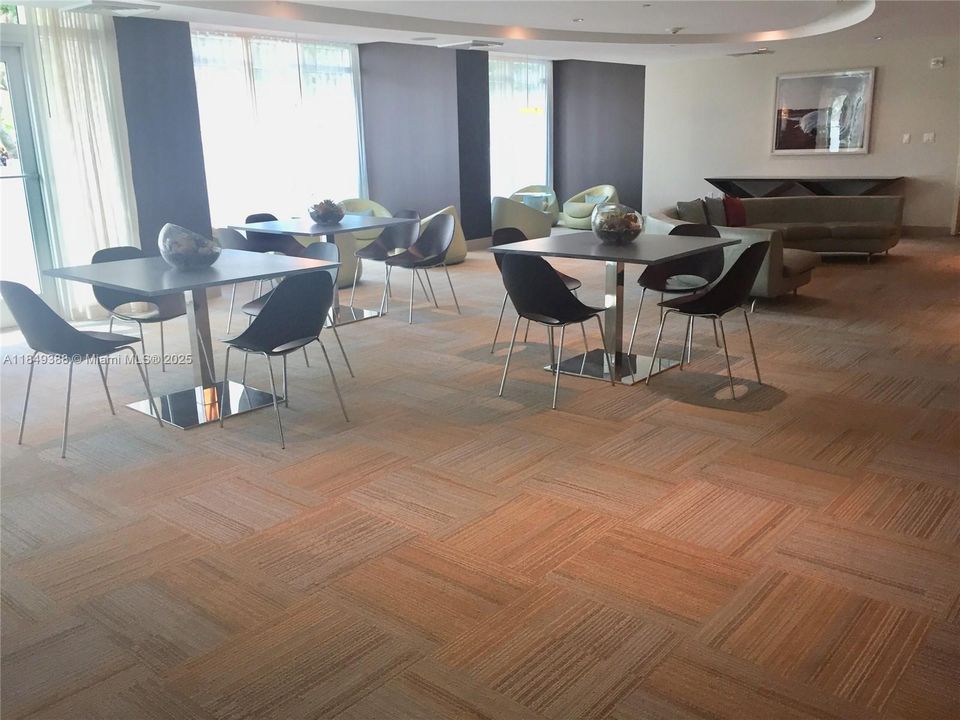 Recently Sold: $550,000 (1 beds, 1 baths, 702 Square Feet)