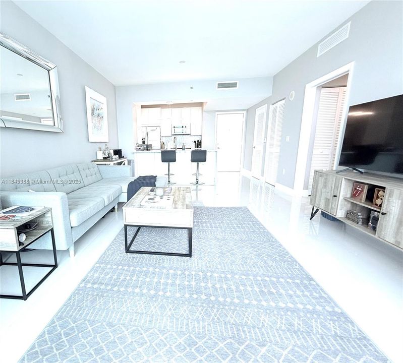 Recently Sold: $550,000 (1 beds, 1 baths, 702 Square Feet)