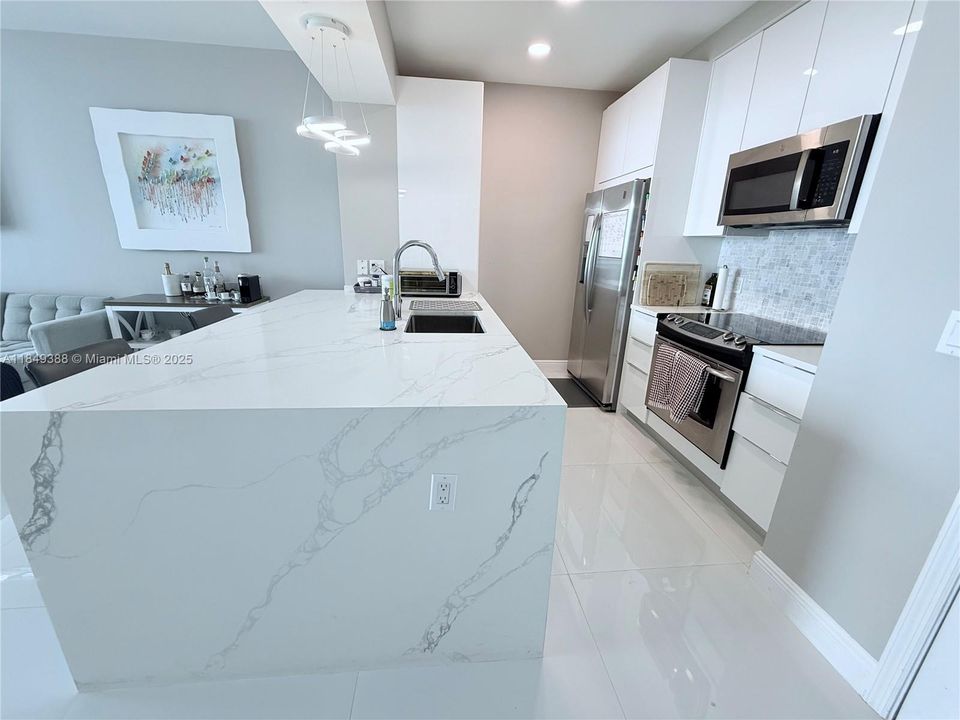 Recently Sold: $550,000 (1 beds, 1 baths, 702 Square Feet)