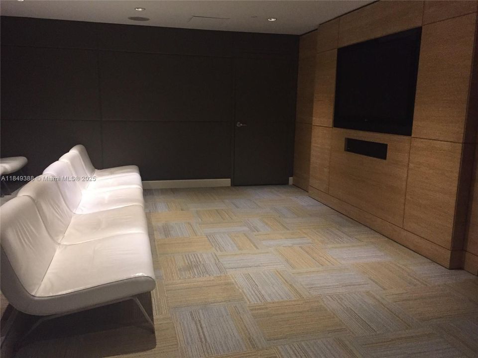 Recently Sold: $550,000 (1 beds, 1 baths, 702 Square Feet)