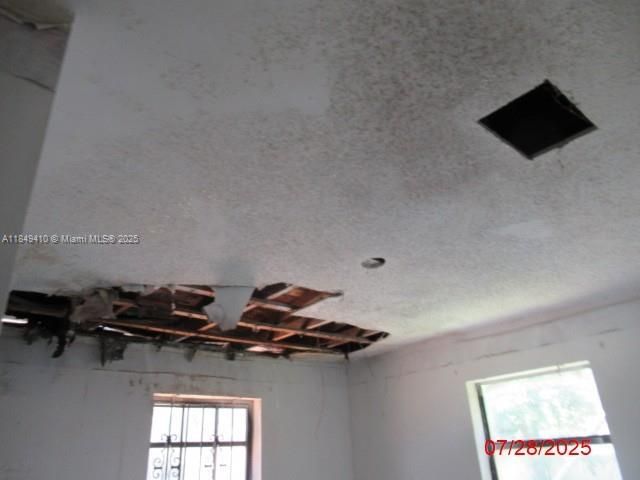 合同活跃: $360,000 (3 贝兹, 1 浴室, 1306 平方英尺)