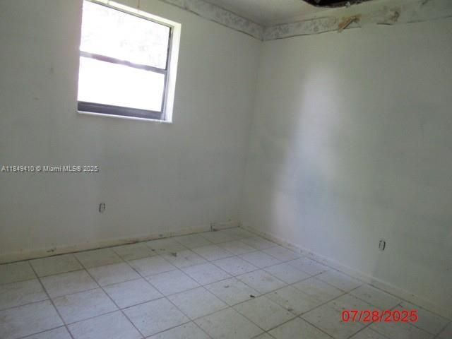 合同活跃: $360,000 (3 贝兹, 1 浴室, 1306 平方英尺)