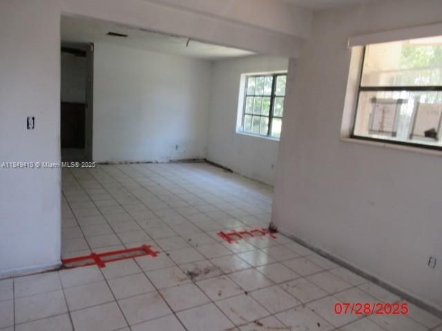 合同活跃: $360,000 (3 贝兹, 1 浴室, 1306 平方英尺)