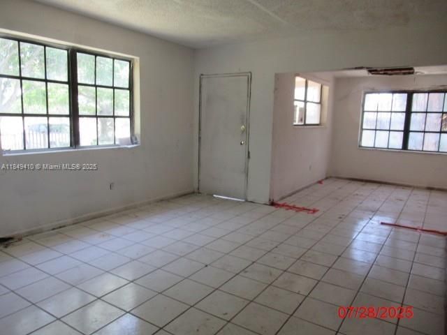 合同活跃: $360,000 (3 贝兹, 1 浴室, 1306 平方英尺)