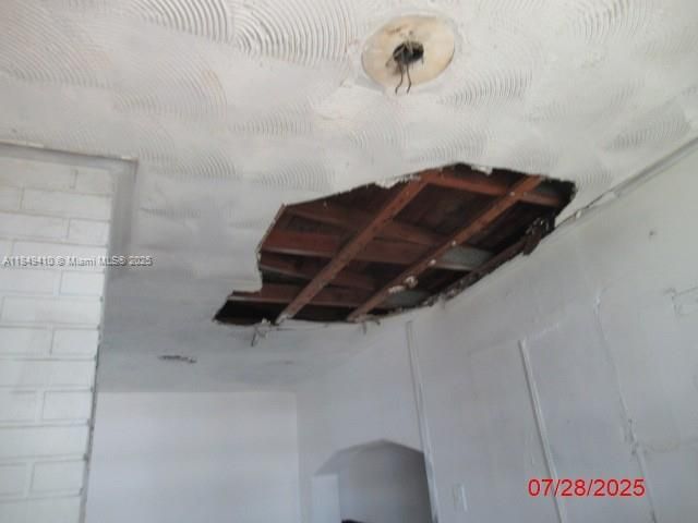 合同活跃: $360,000 (3 贝兹, 1 浴室, 1306 平方英尺)