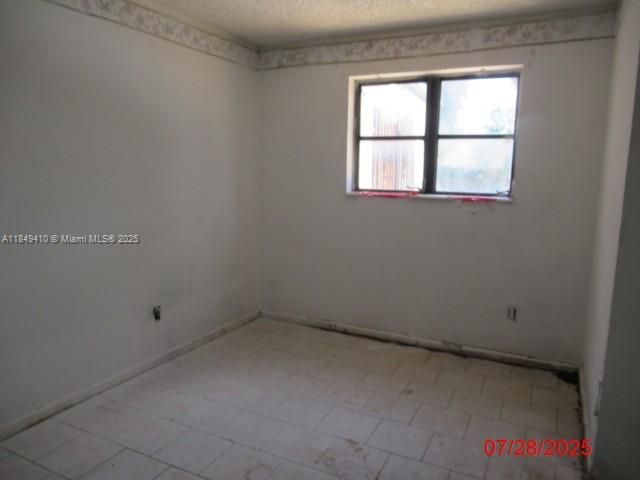 合同活跃: $360,000 (3 贝兹, 1 浴室, 1306 平方英尺)