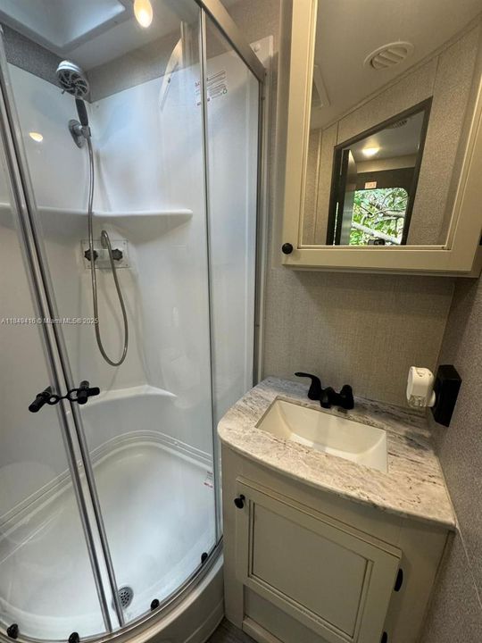 В аренду: $1,075 (1 спален, 1 ванн, 250 Квадратных фут)