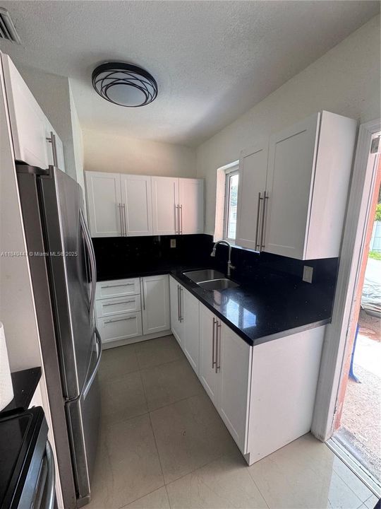 Activo con contrato: $550,000 (4 camas, 3 baños, 1121 Pies cuadrados)