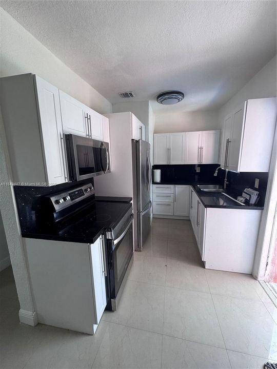 Activo con contrato: $550,000 (4 camas, 3 baños, 1121 Pies cuadrados)