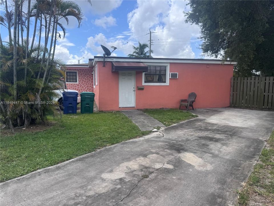 Activo con contrato: $550,000 (4 camas, 3 baños, 1121 Pies cuadrados)