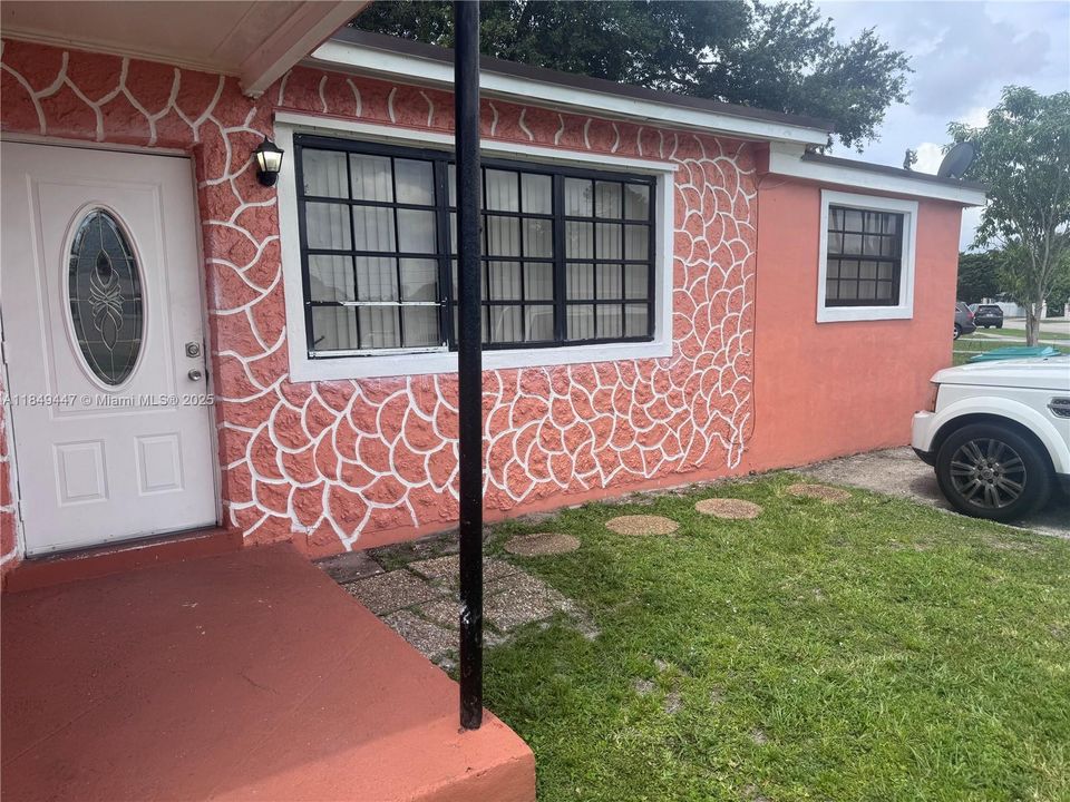 Activo con contrato: $550,000 (4 camas, 3 baños, 1121 Pies cuadrados)