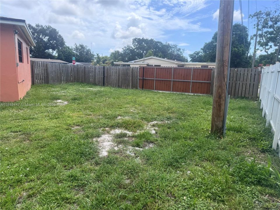 Activo con contrato: $550,000 (4 camas, 3 baños, 1121 Pies cuadrados)