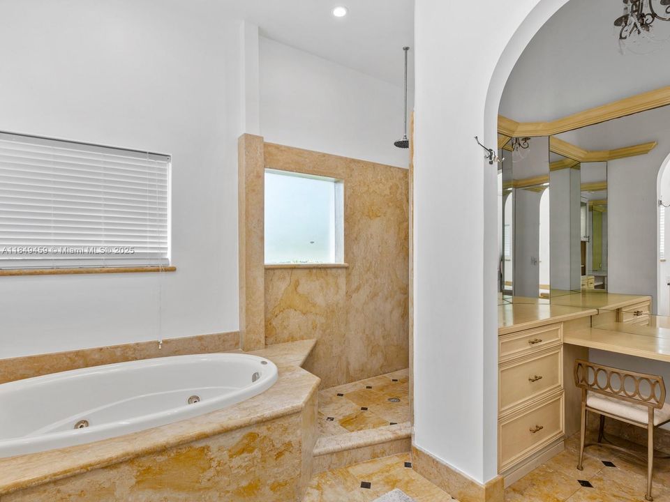 待售: $2,150,000 (5 贝兹, 3 浴室, 2020 平方英尺)