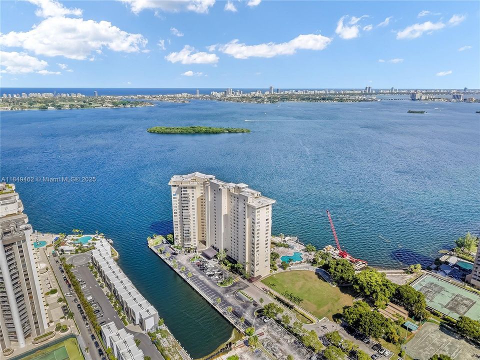 合同活跃: $229,900 (2 贝兹, 2 浴室, 2766 平方英尺)