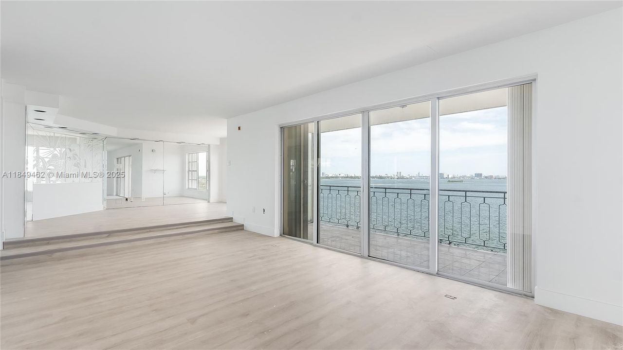 合同活跃: $229,900 (2 贝兹, 2 浴室, 2766 平方英尺)