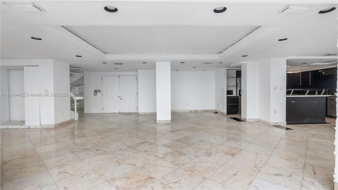 合同活跃: $229,900 (2 贝兹, 2 浴室, 2766 平方英尺)