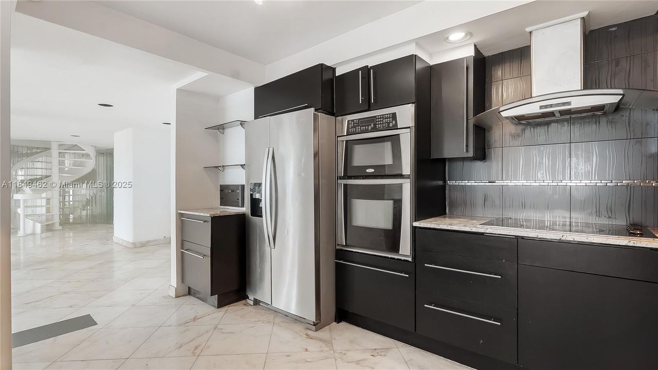 合同活跃: $229,900 (2 贝兹, 2 浴室, 2766 平方英尺)