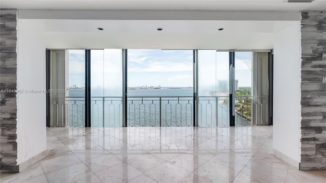 合同活跃: $229,900 (2 贝兹, 2 浴室, 2766 平方英尺)