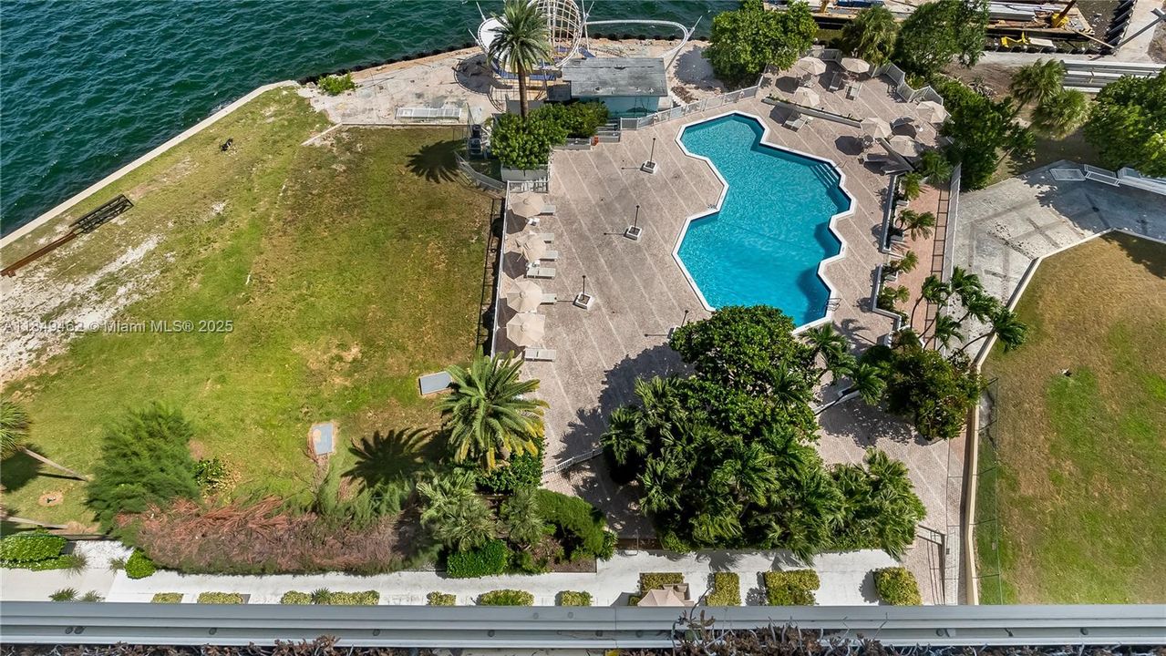 合同活跃: $229,900 (2 贝兹, 2 浴室, 2766 平方英尺)