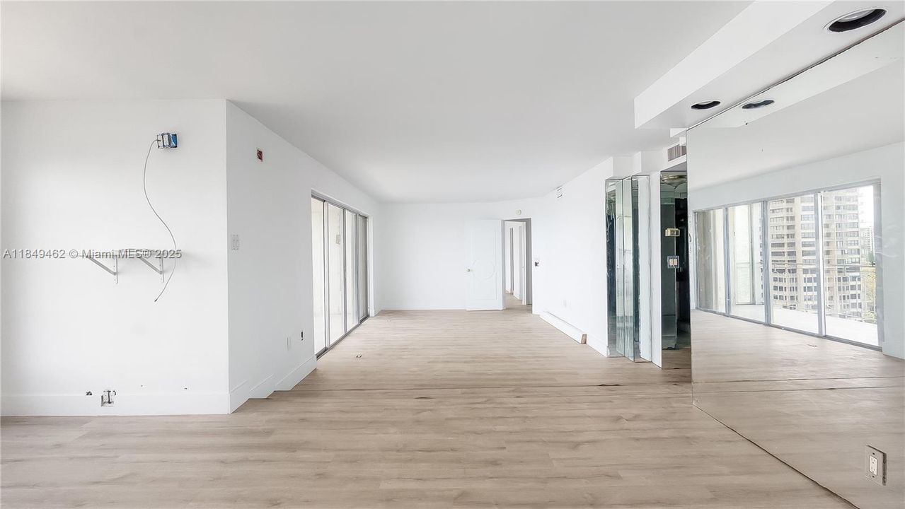 合同活跃: $229,900 (2 贝兹, 2 浴室, 2766 平方英尺)