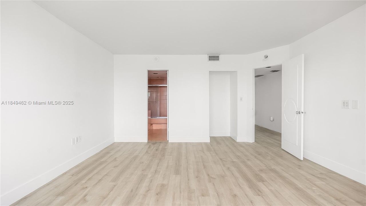 合同活跃: $229,900 (2 贝兹, 2 浴室, 2766 平方英尺)