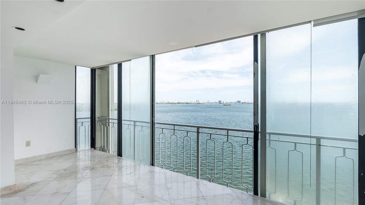 合同活跃: $229,900 (2 贝兹, 2 浴室, 2766 平方英尺)