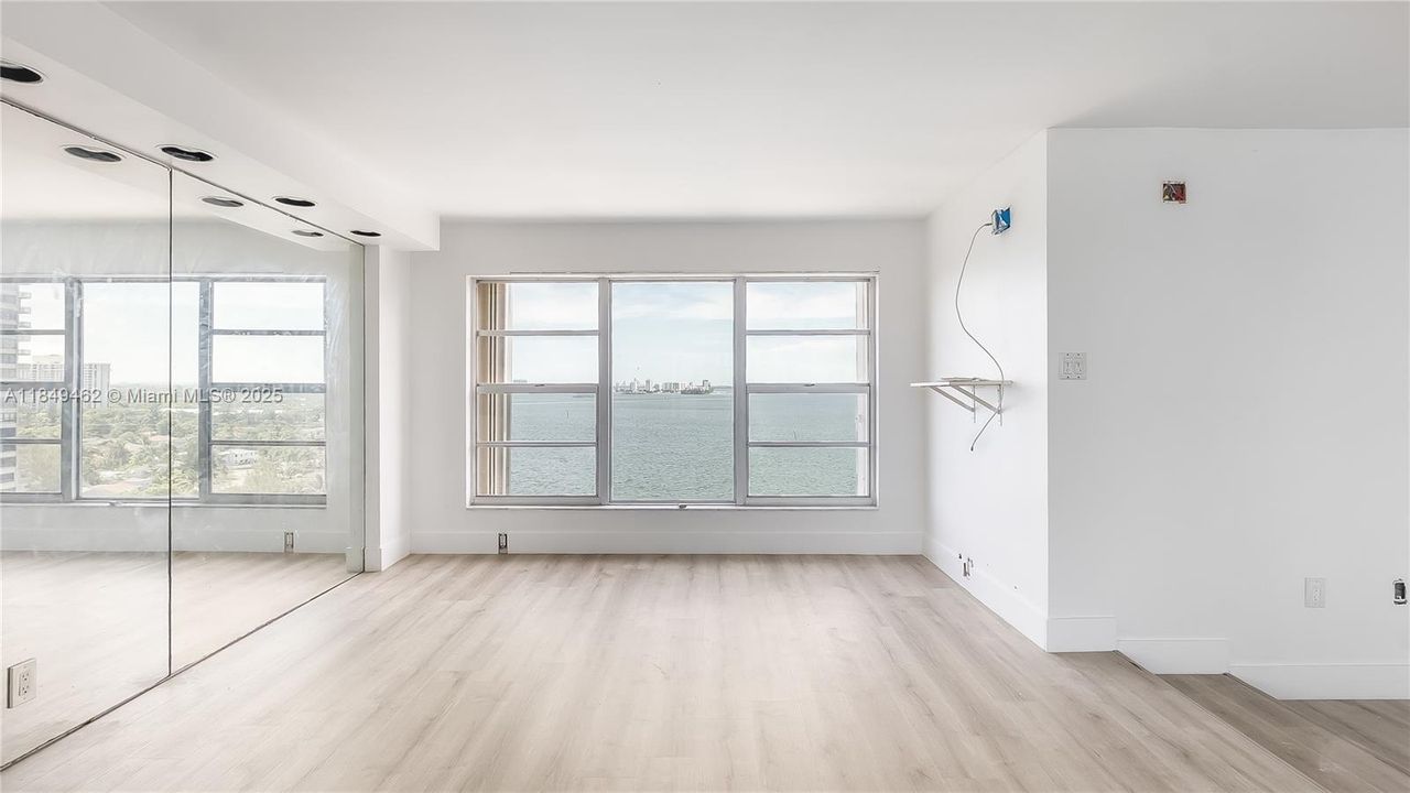 合同活跃: $229,900 (2 贝兹, 2 浴室, 2766 平方英尺)