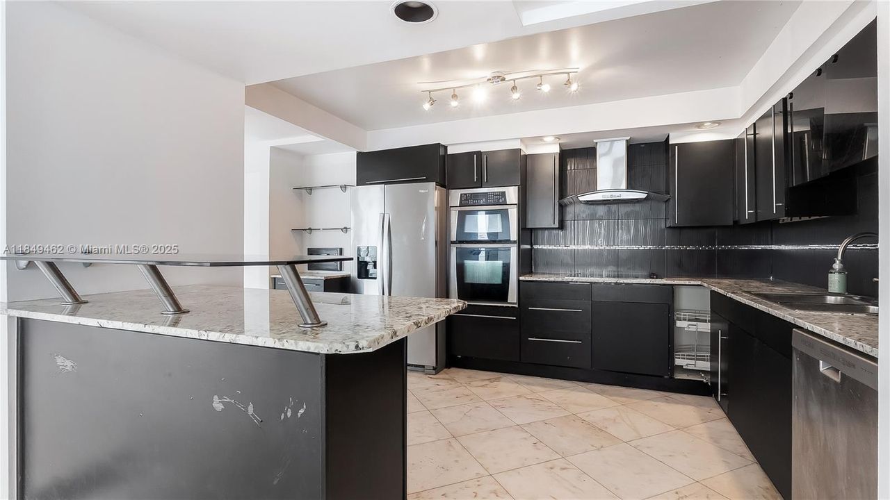 合同活跃: $229,900 (2 贝兹, 2 浴室, 2766 平方英尺)