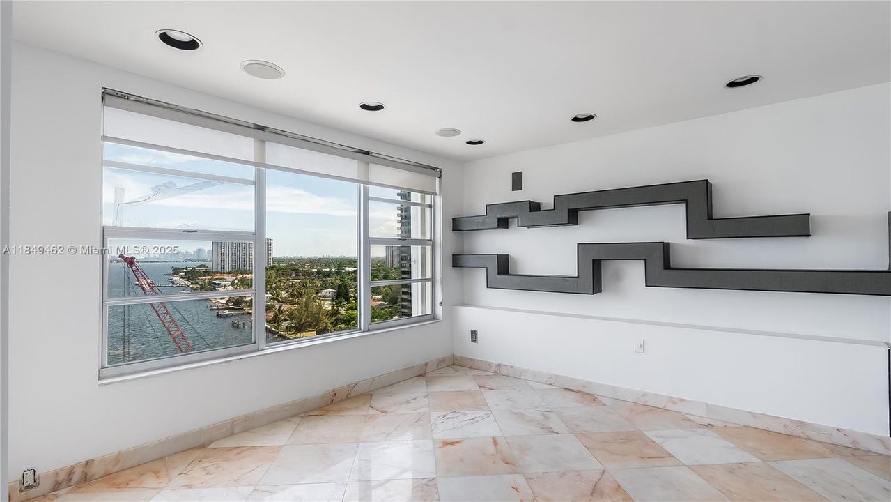 合同活跃: $229,900 (2 贝兹, 2 浴室, 2766 平方英尺)