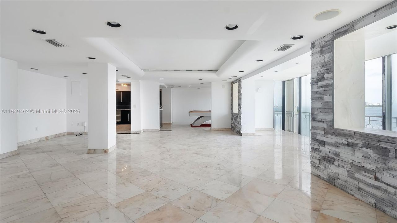 合同活跃: $229,900 (2 贝兹, 2 浴室, 2766 平方英尺)