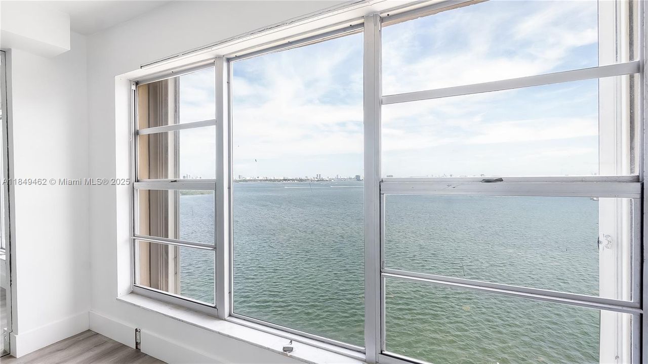 合同活跃: $229,900 (2 贝兹, 2 浴室, 2766 平方英尺)