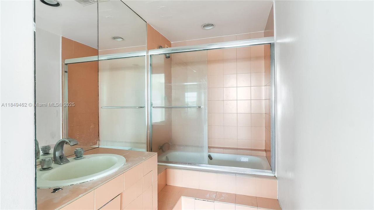 合同活跃: $229,900 (2 贝兹, 2 浴室, 2766 平方英尺)