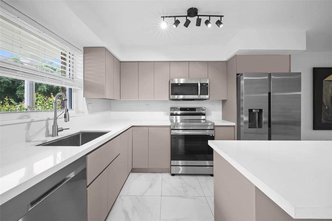 最近售出: $479,999 (2 贝兹, 2 浴室, 1548 平方英尺)