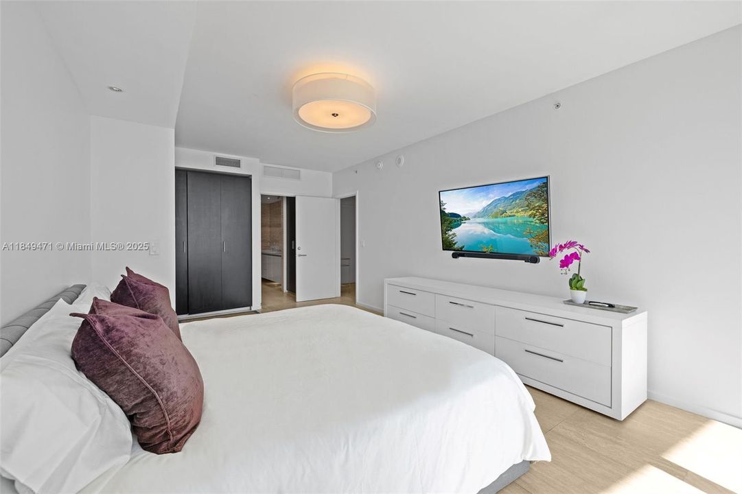 For Sale: $3,200,000 (3 beds, 3 baths, 1842 Square Feet)