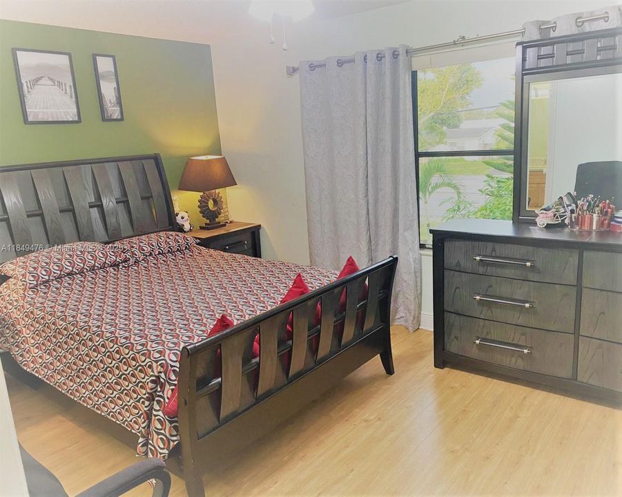 Active With Contract: $299,000 (2 beds, 2 baths, 1162 Square Feet)