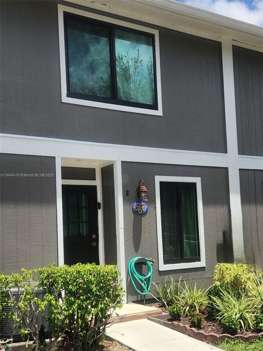 Active With Contract: $299,000 (2 beds, 2 baths, 1162 Square Feet)