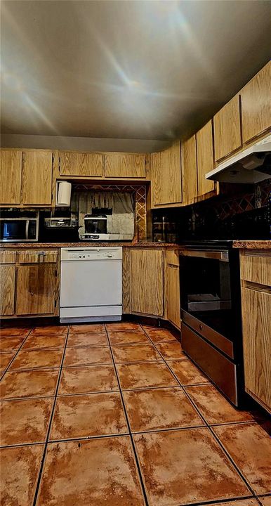 Active With Contract: $299,000 (2 beds, 2 baths, 1162 Square Feet)