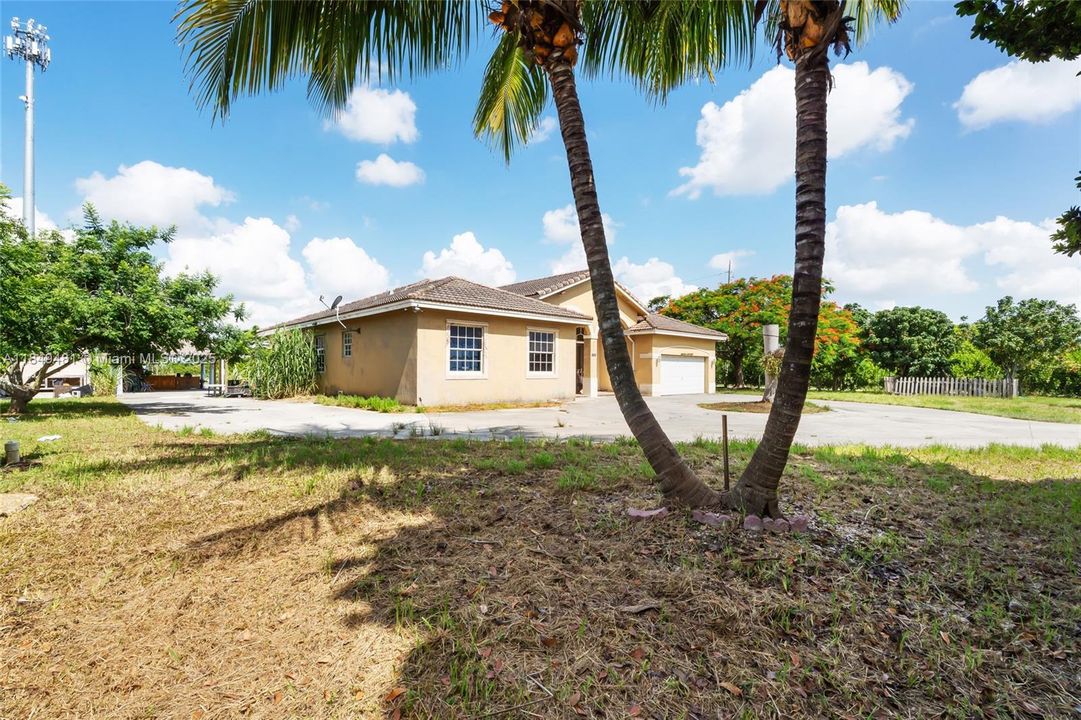 Vendido Recientemente: $849,900 (4 camas, 3 baños, 2445 Pies cuadrados)