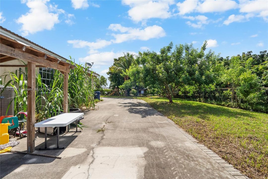 Vendido Recientemente: $849,900 (4 camas, 3 baños, 2445 Pies cuadrados)