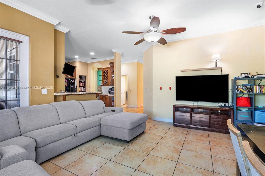 Vendido Recientemente: $849,900 (4 camas, 3 baños, 2445 Pies cuadrados)