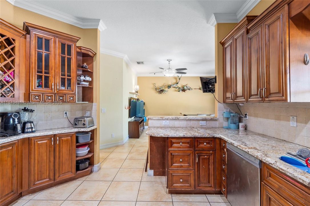 Vendido Recientemente: $849,900 (4 camas, 3 baños, 2445 Pies cuadrados)