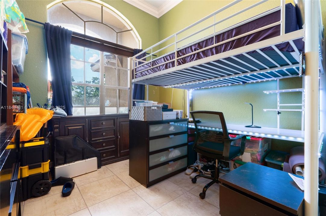 Vendido Recientemente: $849,900 (4 camas, 3 baños, 2445 Pies cuadrados)