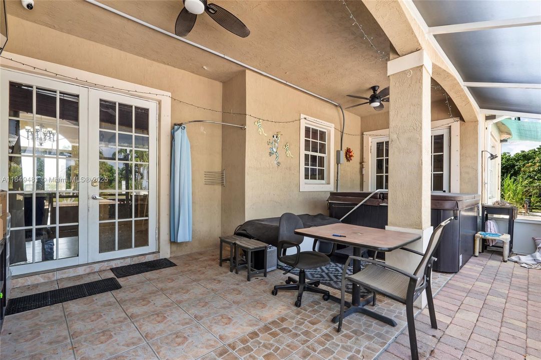 Vendido Recientemente: $849,900 (4 camas, 3 baños, 2445 Pies cuadrados)