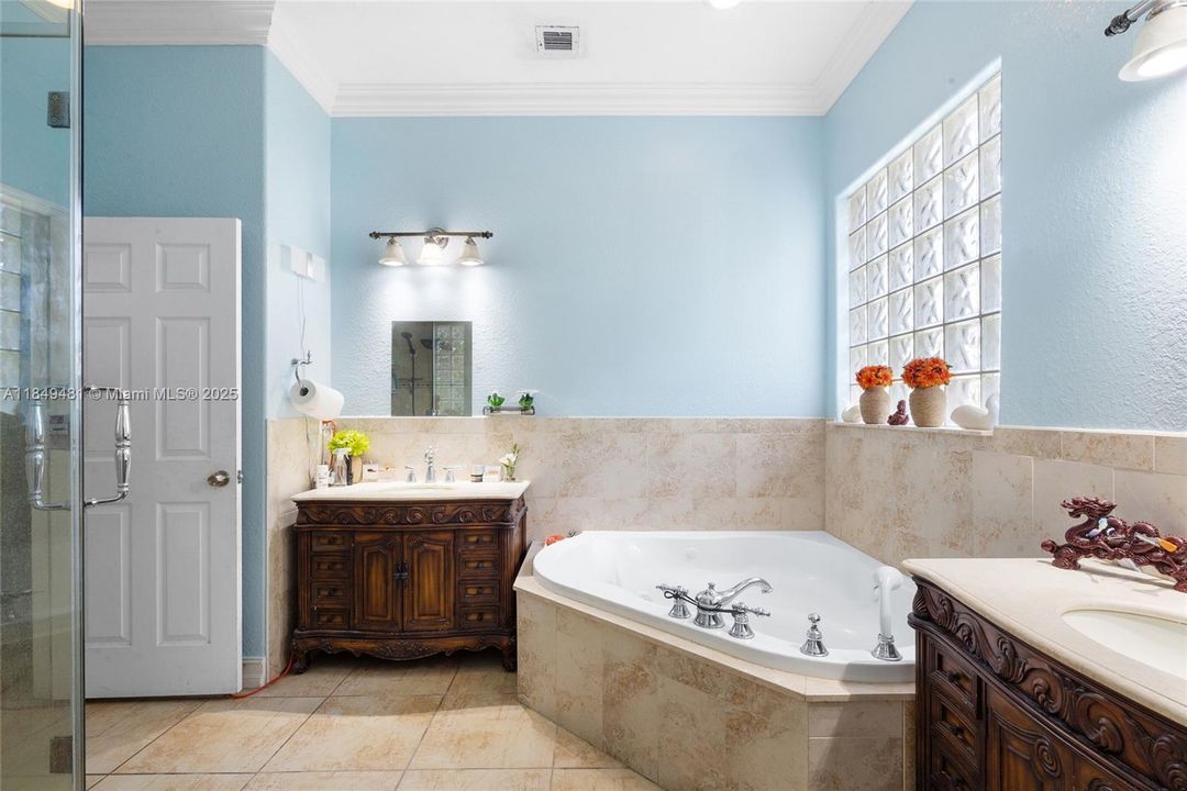 Vendido Recientemente: $849,900 (4 camas, 3 baños, 2445 Pies cuadrados)